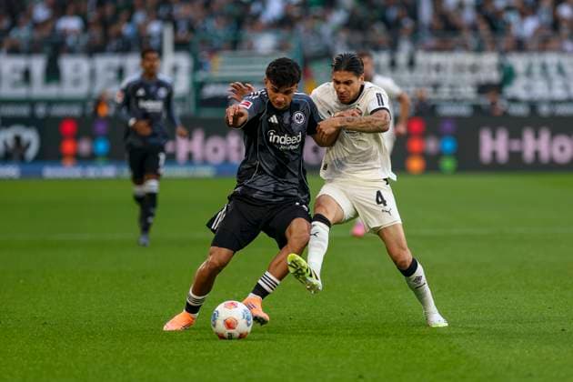 Mönchengladbach, Deutschland, 27.09.25: Can Yilmaz Uzun (Eintracht Frankfurt) und Kevin Diks (Borussia Mönchengladbach) im Kampf um den Ball waehrend des Spiels der Bundesliga zwischen Borussia Mönchengladbach vs Eintracht Frankfurt im Stadion im Borussia Park Mönchengladbach Stadion im Borussia Park North Rhine-Westphalia Germany Copyright: xBrauer-Fotoagenturx xAdrianxSchlx