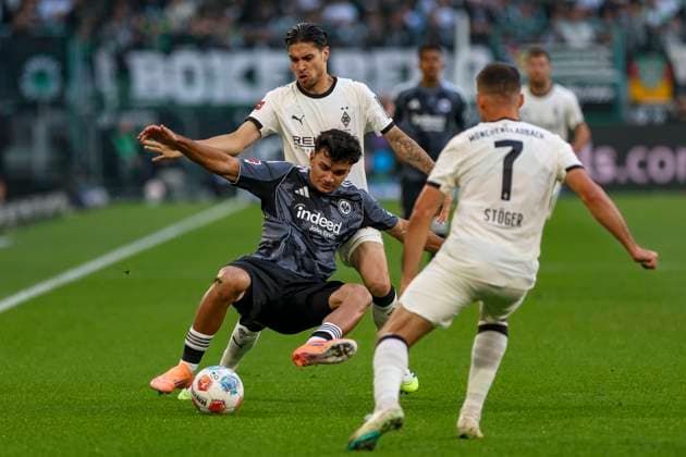 Mönchengladbach, Deutschland, 27.09.25: Can Yilmaz Uzun (Eintracht Frankfurt) und Kevin Diks (Borussia Mönchengladbach) im Kampf um den Ball waehrend des Spiels der Bundesliga zwischen Borussia Mönchengladbach vs Eintracht Frankfurt im Stadion im Borussia Park Mönchengladbach Stadion im Borussia Park North Rhine-Westphalia Germany Copyright: xBrauer-Fotoagenturx xAdrianxSchlx