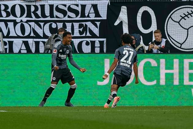 Mönchengladbach, Deutschland, 27.09.25: Ansgar Knauff (Eintracht Frankfurt) Torjubel, jubelt nach seinem Treffer zum 0:2 waehrend des Spiels der Bundesliga zwischen Borussia Mönchengladbach vs Eintracht Frankfurt im Stadion im Borussia Park Mönchengladbach Stadion im Borussia Park North Rhine-Westphalia Germany Copyright: xBrauer-Fotoagenturx xAdrianxSchlx
