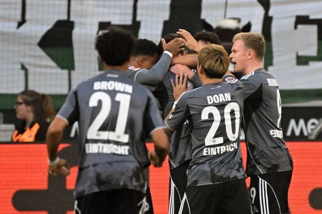 27.09.2025, xjhx, Fussball 1.Bundesliga, Borussia Moenchengladbach - Eintracht Frankfurt v.l. Torjubel nach dem Tor zum celebrating the goal celebrate 0:1 durch Robin Koch (Eintracht Frankfurt) (DFL DFB REGULATIONS PROHIBIT ANY USE OF PHOTOGRAPHS as IMAGE SEQUENCES and or QUASI-VIDEO) Moenchengladbach