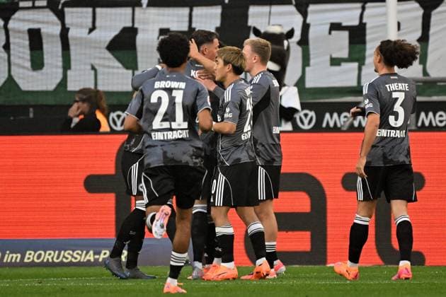 27.09.2025, xjhx, Fussball 1.Bundesliga, Borussia Moenchengladbach - Eintracht Frankfurt v.l. Torjubel nach dem Tor zum celebrating the goal celebrate 0:1 durch Robin Koch (Eintracht Frankfurt) (DFL DFB REGULATIONS PROHIBIT ANY USE OF PHOTOGRAPHS as IMAGE SEQUENCES and or QUASI-VIDEO) Moenchengladbach