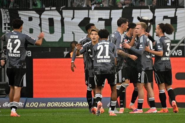 27.09.2025, xjhx, Fussball 1.Bundesliga, Borussia Moenchengladbach - Eintracht Frankfurt v.l. Torjubel nach dem Tor zum celebrating the goal celebrate 0:1 durch Robin Koch (Eintracht Frankfurt) (DFL DFB REGULATIONS PROHIBIT ANY USE OF PHOTOGRAPHS as IMAGE SEQUENCES and or QUASI-VIDEO) Moenchengladbach