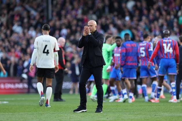 27th September 2025; Selhurst Park, Selhurst, London, England; Premier League Football, Crystal Palace versus Liverpool; Liverpool manager Arne Slot thanking the fans after the match  KatiexChan
