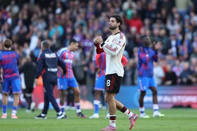 27th September 2025; Selhurst Park, Selhurst, London, England; Premier League Football, Crystal Palace versus Liverpool; Dominik Szoboszlai of Liverpool thanking the fans after the match  KatiexChan