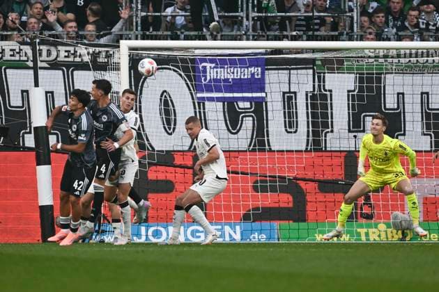 Robin Koch (Frankfurt 4) erzielt das Tor zum 0:1 27.09.2025 Fussball Borussia Moenchengladbach vs Eintracht Frankfurt, Borussia-Park, Moenchengladbach, DFB DFL REGULATIONS PROHIBIT ANY USE OF PHOTOGRAPHS AS IMAGE SEQUENCES AND OR QUASI-VIDEO
