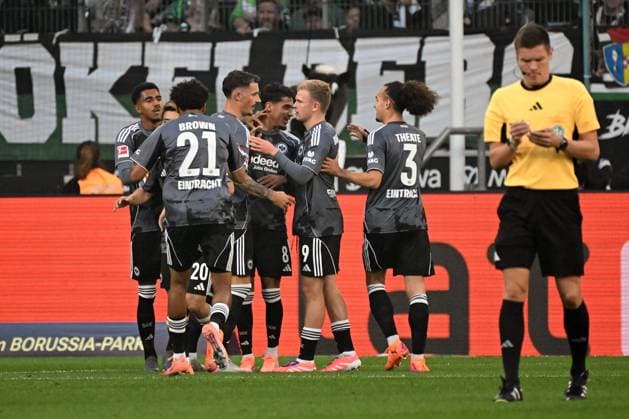 27.09.2025, xjhx, Fussball 1.Bundesliga, Borussia Moenchengladbach - Eintracht Frankfurt v.l. Torjubel nach dem Tor zum celebrating the goal celebrate 0:1 durch Robin Koch (Eintracht Frankfurt) (DFL DFB REGULATIONS PROHIBIT ANY USE OF PHOTOGRAPHS as IMAGE SEQUENCES and or QUASI-VIDEO) Moenchengladbach
