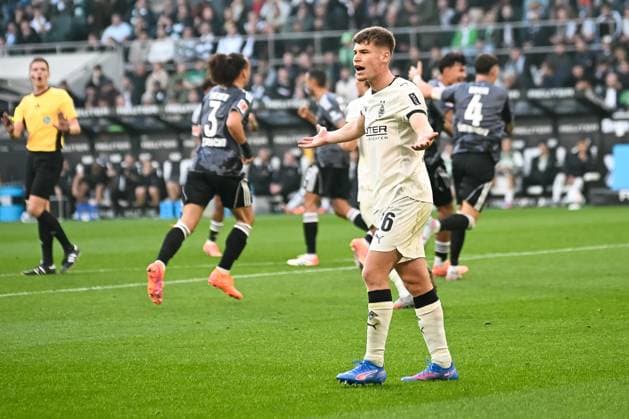 27.09.2025, Fussball: 1. Bundesliga, Saison 2025 2026, 05. Spieltag, Borussia Moenchengladbach - Eintracht Frankfurt im Borussia-Park in Moenchengladbach. Nach dem Tor zum 2:0 beschwert sich Lukas Ullrich (Borussia Moenchengladbach, 26) beim Linienrichter. Wichtiger Hinweis: Gemaess den Vorgaben der DFL Deutsche Fussball Liga bzw. des DFB Deutscher Fussball-Bund ist es untersagt, in dem Stadion und oder vom Spiel angefertigte Fotoaufnahmen in Form von Sequenzbildern und oder videoaehnlichen Fotostrecken zu verwerten bzw. verwerten zu lassen. Foto: Kirchner-Media Thomas Haesler Copyright: xKirchner-Media ThomasxHaeslerx