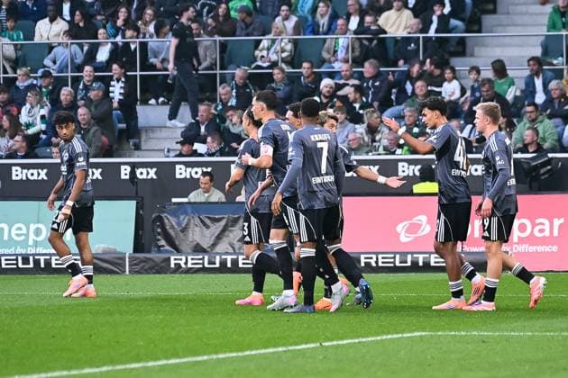 27.09.2025, Fussball: 1. Bundesliga, Saison 2025 2026, 05. Spieltag, Borussia Moenchengladbach - Eintracht Frankfurt im Borussia-Park in Moenchengladbach. Die Frankfurter Spieler bejubeln das Tor zum 2:0. Wichtiger Hinweis: Gemaess den Vorgaben der DFL Deutsche Fussball Liga bzw. des DFB Deutscher Fussball-Bund ist es untersagt, in dem Stadion und oder vom Spiel angefertigte Fotoaufnahmen in Form von Sequenzbildern und oder videoaehnlichen Fotostrecken zu verwerten bzw. verwerten zu lassen. Foto: Kirchner-Media Thomas Haesler Copyright: xKirchner-Media ThomasxHaeslerx