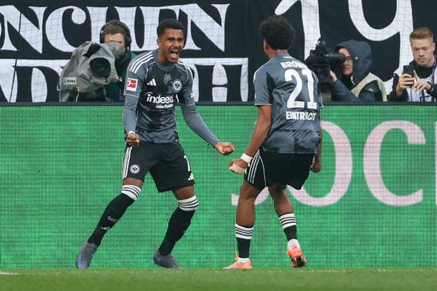 1. Bundesliga - Borussia Mönchengladbach - Eintracht Frankfurt am 27.09.2025 im Borussia-Park in Mönchengladbach Jubel, Torjubel, Torschuetze, Torschütze Ansgar Knauff (Frankfurt 7) jubelt nach seinem Tor zum 0 zu 2 mit Nathaniel Nene Brown (Frankfurt 21)