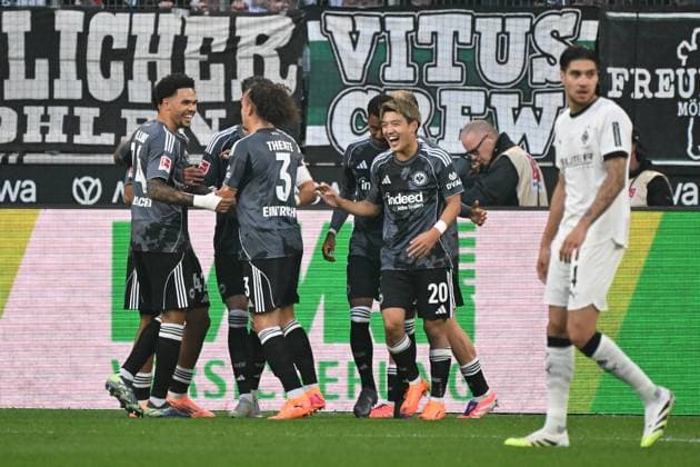27.09.2025, xjhx, Fussball 1.Bundesliga, Borussia Moenchengladbach - Eintracht Frankfurt v.l. Torjubel nach dem Tor zum celebrating the goal celebrate 0:2 durch Ansgar Knauff (Eintracht Frankfurt) (DFL DFB REGULATIONS PROHIBIT ANY USE OF PHOTOGRAPHS as IMAGE SEQUENCES and or QUASI-VIDEO) Moenchengladbach