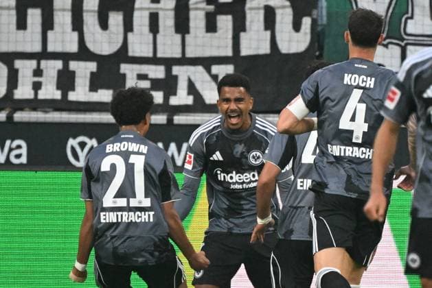 27.09.2025, xjhx, Fussball 1.Bundesliga, Borussia Moenchengladbach - Eintracht Frankfurt v.l. Torjubel nach dem Tor zum celebrating the goal celebrate 0:2 durch Ansgar Knauff (Eintracht Frankfurt) (DFL DFB REGULATIONS PROHIBIT ANY USE OF PHOTOGRAPHS as IMAGE SEQUENCES and or QUASI-VIDEO) Moenchengladbach