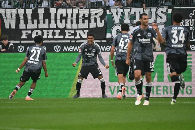 27.09.2025, xjhx, Fussball 1.Bundesliga, Borussia Moenchengladbach - Eintracht Frankfurt v.l. Torjubel nach dem Tor zum celebrating the goal celebrate 0:2 durch Ansgar Knauff (Eintracht Frankfurt) (DFL DFB REGULATIONS PROHIBIT ANY USE OF PHOTOGRAPHS as IMAGE SEQUENCES and or QUASI-VIDEO) Moenchengladbach