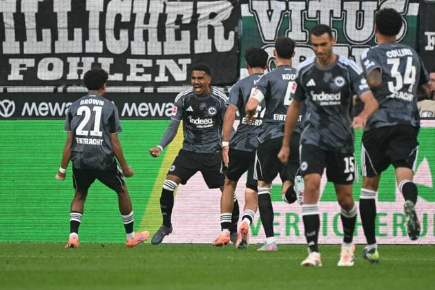 27.09.2025, xjhx, Fussball 1.Bundesliga, Borussia Moenchengladbach - Eintracht Frankfurt v.l. Torjubel nach dem Tor zum celebrating the goal celebrate 0:2 durch Ansgar Knauff (Eintracht Frankfurt) (DFL DFB REGULATIONS PROHIBIT ANY USE OF PHOTOGRAPHS as IMAGE SEQUENCES and or QUASI-VIDEO) Moenchengladbach