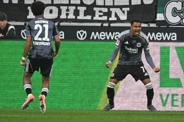Sport Bilder des Tages 27.09.2025, xjhx, Fussball 1.Bundesliga, Borussia Moenchengladbach - Eintracht Frankfurt v.l. Torjubel nach dem Tor zum celebrating the goal celebrate 0:2 durch Ansgar Knauff (Eintracht Frankfurt) (DFL DFB REGULATIONS PROHIBIT ANY USE OF PHOTOGRAPHS as IMAGE SEQUENCES and or QUASI-VIDEO) Moenchengladbach