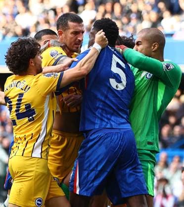Lewis Dunk of Brighton & Hove Albion clashes with Benoit Badiashile of Chelsea Chelsea v Brighton and Hove Albion, Premier League, Football, Stamford Bridge, London, UK - 27 Sep 2025London Stamford Bridge United Kingdom EDITORIAL USE ONLY No use with unauthorised audio, video, data, fixture lists, club league logos or live services. Online in-match use limited to 120 images, no video emulation. No use in betting, games or single club league player publications. Copyright: xMichaelxZemanek Shutterstockx 15503910cl
