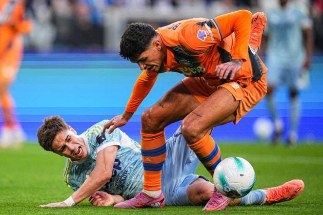 Juventus Kenan Yildiz fights for the ball with Atalanta s Raoul Bellanova during the Serie A soccer match between Juventus and Atalanta at the Allianz Stadium in Turin, north west Italy - Saturday, Septermber 27, 2025. - Soccer .  Copyright: xMarcoxAlpozzi LaPressex