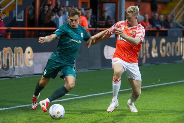 VOLENDAM, 27-09-2025 , KRAS Stadium , season 2025 2026 , Dutch eredivisie football, match between FC Volendam and PEC Zwolle , picture shows PEC Zwolle player Thijs Oosting, FC Volendam player Nick Verschuren Volendam - PEC  x31224454x Copyright: