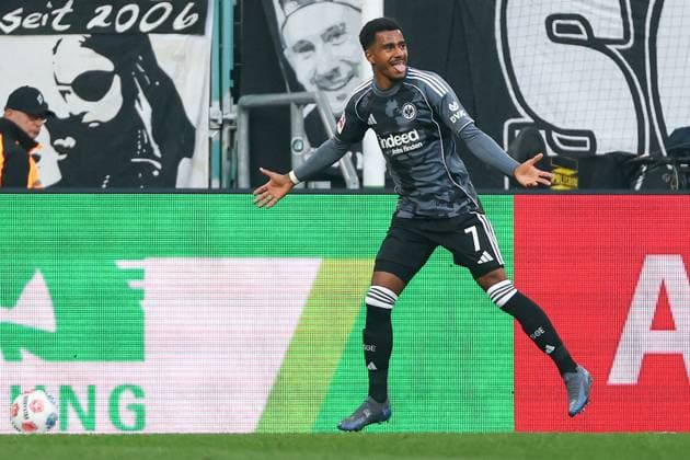 1. Bundesliga - Borussia Mönchengladbach - Eintracht Frankfurt am 27.09.2025 im Borussia-Park in Mönchengladbach Jubel, Torjubel, Torschuetze, Torschütze Ansgar Knauff (Frankfurt 7) jubelt nach seinem Tor zum 0 zu 2