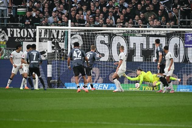 27.09.2025, xjhx, Fussball 1.Bundesliga, Borussia Moenchengladbach - Eintracht Frankfurt v.l. Ansgar Knauff (Eintracht Frankfurt) Torschuetze, erzielt das Tor, Treffer, scores the goal 0:2 Moritz Nicolas (Borussia Mönchengladbach) (DFL DFB REGULATIONS PROHIBIT ANY USE OF PHOTOGRAPHS as IMAGE SEQUENCES and or QUASI-VIDEO) Moenchengladbach