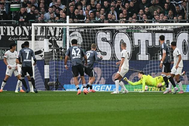 27.09.2025, xjhx, Fussball 1.Bundesliga, Borussia Moenchengladbach - Eintracht Frankfurt v.l. Ansgar Knauff (Eintracht Frankfurt) Torschuetze, erzielt das Tor, Treffer, scores the goal 0:2 Moritz Nicolas (Borussia Mönchengladbach) (DFL DFB REGULATIONS PROHIBIT ANY USE OF PHOTOGRAPHS as IMAGE SEQUENCES and or QUASI-VIDEO) Moenchengladbach