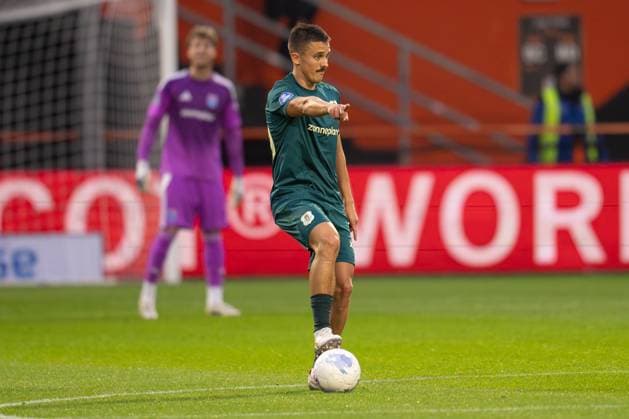 2025-09-27 FC Volendam v PEC Zwolle - Dutch Eredivisie VOLENDAM, NETHERLANDS - SEPTEMBER 27: Ryan Thomas of PEC Zwolle gestures during the Dutch Eredivisie match between FC Volendam and PEC Zwolle at Kras Stadion on September 27, 2025 in Volendam, Netherlands. Volendam Kras Stadion Netherlands Content not available for redistribution in The Netherlands directly or indirectly through any third parties. Copyright: xPatrickxGoosenx