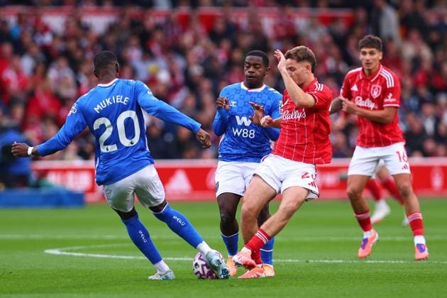 Nottingham Forest FC v Sunderland AFC, Premier League Nordi Mukiele of Sunderland and James McAtee of Nottingham Forest go for the ball during the Nottingham Forest FC v Sunderland AFC English Premier League match at the City Ground, Nottingham, United Kingdom on 27 September 2025 Credit: Ryan Crockett Every Second Media Editorial use only. All images are copyright Every Second Media Limited. No images may be reproduced without prior permission. All rights reserved. Premier League and Football League images are subject to licensing agreements with Football DataCo Limited. see https: www.football-dataco.com Copyright: xIMAGO EveryxSecondxMediax ESM-1598-0031 RyanxCrockettx xEveryxSecondxMediax