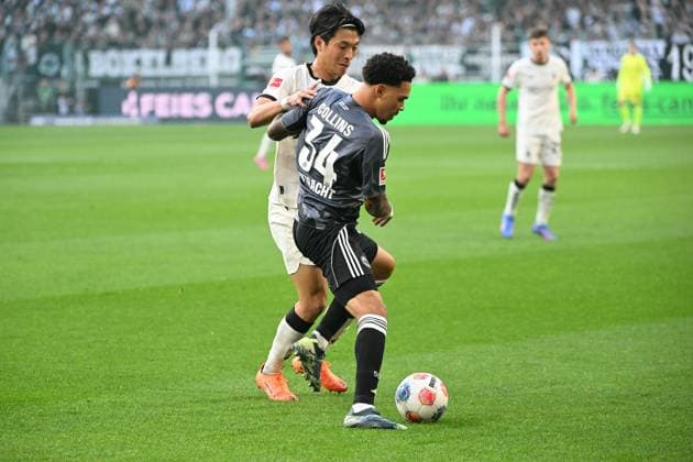 27.09.2025, xjhx, Fussball 1.Bundesliga, Borussia Moenchengladbach - Eintracht Frankfurt v.l. Shuto Machino (Borussia Mönchengladbach) Nnamdi Collins (Eintracht Frankfurt) Zweikampf, Aktion, action, battle for the ball (DFL DFB REGULATIONS PROHIBIT ANY USE OF PHOTOGRAPHS as IMAGE SEQUENCES and or QUASI-VIDEO) Moenchengladbach