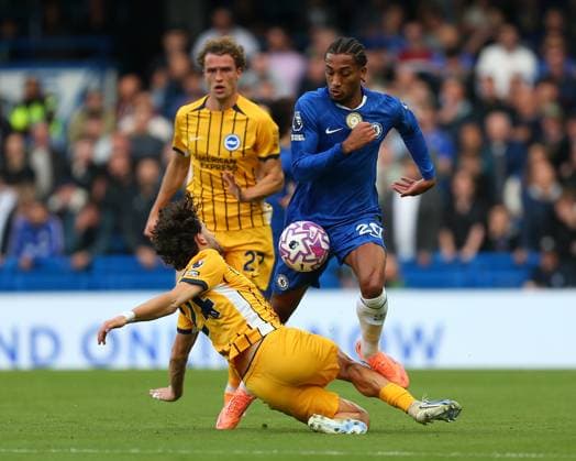 London, England, September 27 2025: Joao Pedro (20 Chelsea) tackled by Ferdi Kad?oglu (24 Brighton & Hove Albion) during the Premier League game between Chelsea and Brighton & Hove Albion at Stamford Bridge in London, England. (Photo by Jay Patel Sports Press Photo SPP) Copyright: xJayxPatel SportsxPressxPhoto SPPx Sportspressphoto_SPR33320