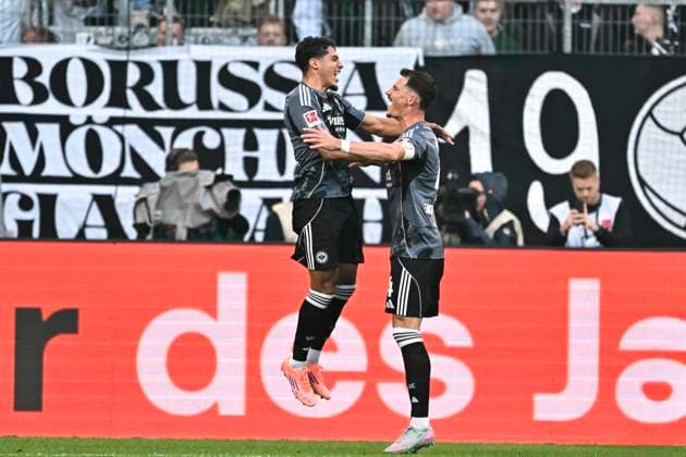 Robin Koch (Frankfurt 4) jubelt nach dem Tor zum 0:1 mit Fares Chaibi (Frankfurt 8) 27.09.2025 Fussball Borussia Moenchengladbach vs Eintracht Frankfurt, Borussia-Park, Moenchengladbach, DFB DFL REGULATIONS PROHIBIT ANY USE OF PHOTOGRAPHS AS IMAGE SEQUENCES AND OR QUASI-VIDEO