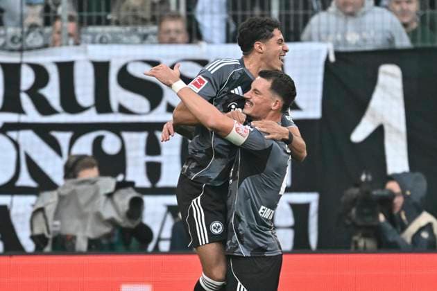Robin Koch (Frankfurt 4) jubelt nach dem Tor zum 0:1 mit Fares Chaibi (Frankfurt 8) 27.09.2025 Fussball Borussia Moenchengladbach vs Eintracht Frankfurt, Borussia-Park, Moenchengladbach, DFB DFL REGULATIONS PROHIBIT ANY USE OF PHOTOGRAPHS AS IMAGE SEQUENCES AND OR QUASI-VIDEO