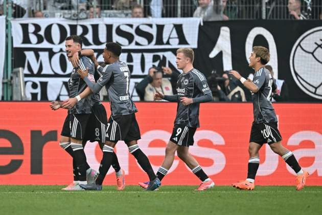 Robin Koch (Frankfurt 4) jubelt nach dem Tor zum 0:1 mit der Mannschaft 27.09.2025 Fussball Borussia Moenchengladbach vs Eintracht Frankfurt, Borussia-Park, Moenchengladbach, DFB DFL REGULATIONS PROHIBIT ANY USE OF PHOTOGRAPHS AS IMAGE SEQUENCES AND OR QUASI-VIDEO