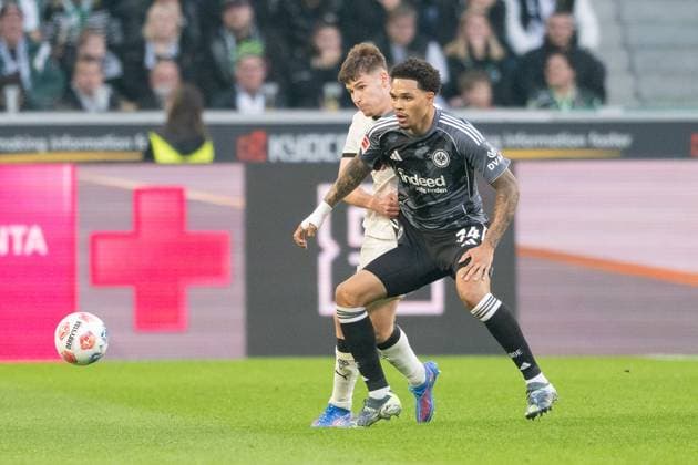 27.09.2025, Fussball: 1. Bundesliga, Saison 2025 2026, 05. Spieltag, Borussia Moenchengladbach - Eintracht Frankfurt im Borussia-Park in Moenchengladbach. Zweikampf zwischen Lukas Ullrich (Borussia Moenchengladbach, 26) und Pharrell Nnamdi Collins (Eintracht Frankfurt, 34). Wichtiger Hinweis: Gemaess den Vorgaben der DFL Deutsche Fussball Liga bzw. des DFB Deutscher Fussball-Bund ist es untersagt, in dem Stadion und oder vom Spiel angefertigte Fotoaufnahmen in Form von Sequenzbildern und oder videoaehnlichen Fotostrecken zu verwerten bzw. verwerten zu lassen. Foto: Kirchner-Media Thomas Haesler Copyright: xKirchner-Media ThomasxHaeslerx