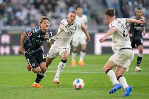 27.09.2025, Fussball: 1. Bundesliga, Saison 2025 2026, 05. Spieltag, Borussia Moenchengladbach - Eintracht Frankfurt im Borussia-Park in Moenchengladbach. Zweikampf zwischen Ritsu Doan (Eintracht Frankfurt, 20) und Nico Elvedi (Borussia Moenchengladbach, 30). Davor Lukas Ullrich (Borussia Moenchengladbach, 26). Wichtiger Hinweis: Gemaess den Vorgaben der DFL Deutsche Fussball Liga bzw. des DFB Deutscher Fussball-Bund ist es untersagt, in dem Stadion und oder vom Spiel angefertigte Fotoaufnahmen in Form von Sequenzbildern und oder videoaehnlichen Fotostrecken zu verwerten bzw. verwerten zu lassen. Foto: Kirchner-Media Thomas Haesler Copyright: xKirchner-Media ThomasxHaeslerx