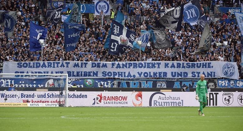 27.09.2025, xhbx, Fussball 2.Bundesliga, Karlsruher SC - 1.FC Magdeburg v.l. Fans Karlsruher SC KSC, Fan, Fahne, Stimmung, Trikot, Schal, Banner Solidarität mit dem Fanprojekt Karlsruhe (DFL DFB REGULATIONS PROHIBIT ANY USE OF PHOTOGRAPHS as IMAGE SEQUENCES and or QUASI-VIDEO) Karlsruhe