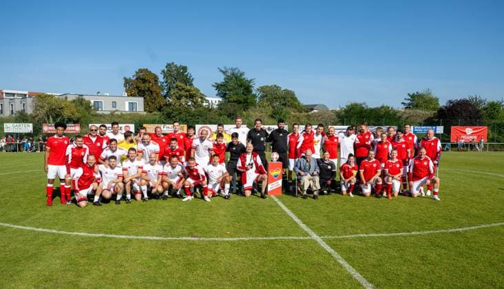 Fußball, Herren, Saison 2025 2026, NOFV Oberliga Nord, SV Sparta Lichtenberg, Feier zur Namensgebung, Sportanlage Fischerstraße wird zum Paul-Kalkbrenner-Sportfeld, beide Mannschaften des Einlagespiels, in der Mitte Paul Kalkbrenner (Namensgeber des Paul-Kalkbrenner-Sportfeldes), 27.09. 2025, Copyright: xMatthiasxKochx