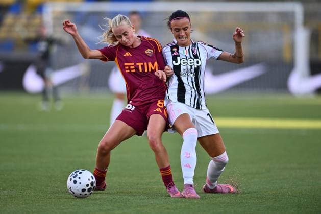 CALCIO - Serie A - Serie A Women’s Cup - Final - Juventus FC vs AS Roma Kathrine Moller Kuhl of A.S. Roma Femminile and Barbara Bonansea of Juventus F.C. are in action during the Serie A Women s Cup Final between Juventus F.C. and A.S. Roma at Romeo Menti Stadium on September 27, 2025 in Castellammare di Stabia, Italy Castellammare di Stabia (NA) Italy  Copyright: xIPAxSport ABACAx