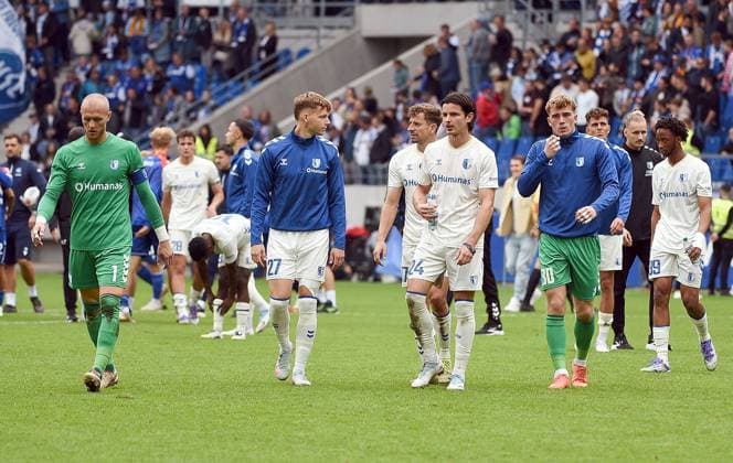 27.09.2025, xhbx, Fussball 2.Bundesliga, Karlsruher SC - 1.FC Magdeburg v.l. Spieler, Team, Mannschaft von 1.FC Magdeburg nach Abpfiff enttaeuscht, enttaeuscht schauend, dissapointed (DFL DFB REGULATIONS PROHIBIT ANY USE OF PHOTOGRAPHS as IMAGE SEQUENCES and or QUASI-VIDEO) Karlsruhe