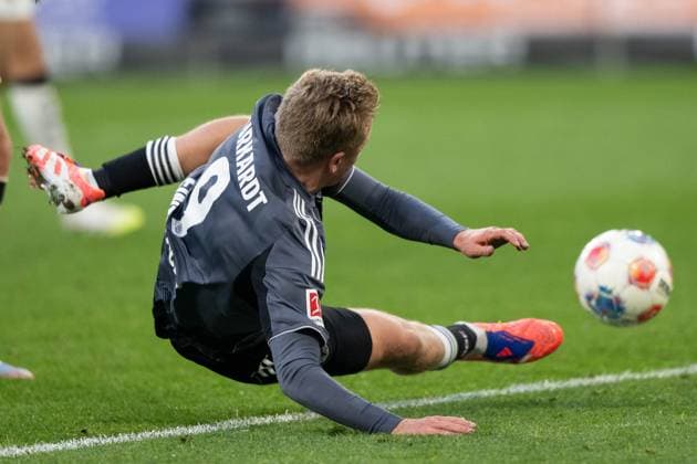 27.09.2025, Fussball: 1. Bundesliga, Saison 2025 2026, 05. Spieltag, Borussia Moenchengladbach - Eintracht Frankfurt im Borussia-Park in Moenchengladbach. Jonathan Burkardt Eintracht Frankfurt, 09) erzielt im Fallen das Tor zum 3:0. Wichtiger Hinweis: Gemaess den Vorgaben der DFL Deutsche Fussball Liga bzw. des DFB Deutscher Fussball-Bund ist es untersagt, in dem Stadion und oder vom Spiel angefertigte Fotoaufnahmen in Form von Sequenzbildern und oder videoaehnlichen Fotostrecken zu verwerten bzw. verwerten zu lassen. Foto: Kirchner-Media Thomas Haesler Copyright: xKirchner-Media ThomasxHaeslerx