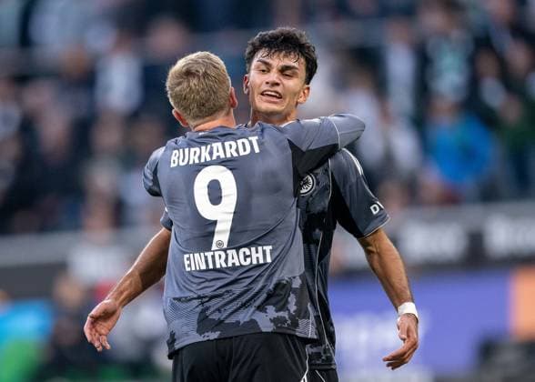 27.09.2025, Fussball: 1. Bundesliga, Saison 2025 2026, 05. Spieltag, Borussia Moenchengladbach - Eintracht Frankfurt im Borussia-Park in Moenchengladbach. Der Torschuetze zum 3:0 Jonathan Burkardt Eintracht Frankfurt, 09) und Can Uzun (Eintracht Frankfurt, 42) bejubeln das Tor zum 3:0. Wichtiger Hinweis: Gemaess den Vorgaben der DFL Deutsche Fussball Liga bzw. des DFB Deutscher Fussball-Bund ist es untersagt, in dem Stadion und oder vom Spiel angefertigte Fotoaufnahmen in Form von Sequenzbildern und oder videoaehnlichen Fotostrecken zu verwerten bzw. verwerten zu lassen. Foto: Kirchner-Media Thomas Haesler Copyright: xKirchner-Media ThomasxHaeslerx