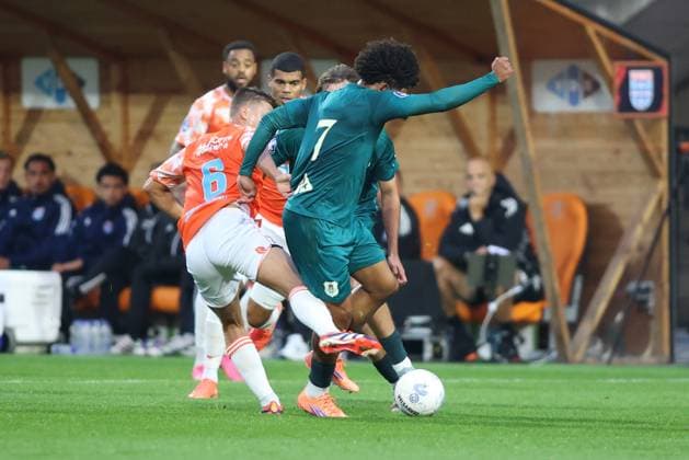 VOLENDAM, 27-09-2025 , KRAS Stadium , season 2025 2026 , Dutch eredivisie football, match between FC Volendam and PEC Zwolle , picture shows FC Volendam player Alex Plat and PEC Zwolle player Shola Shoretire Volendam - PEC  x31225403x Copyright: