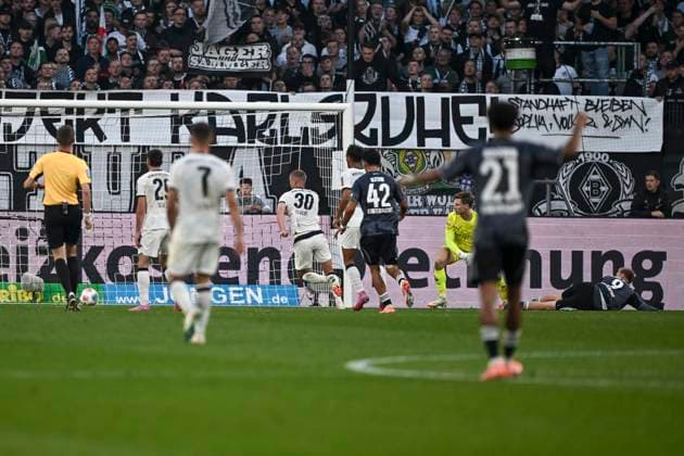 Jonathan Burkardt (Frankfurt 9) erzielt das Tor zum 0:3 27.09.2025 Fussball Borussia Moenchengladbach vs Eintracht Frankfurt, Borussia-Park, Moenchengladbach, DFB DFL REGULATIONS PROHIBIT ANY USE OF PHOTOGRAPHS AS IMAGE SEQUENCES AND OR QUASI-VIDEO