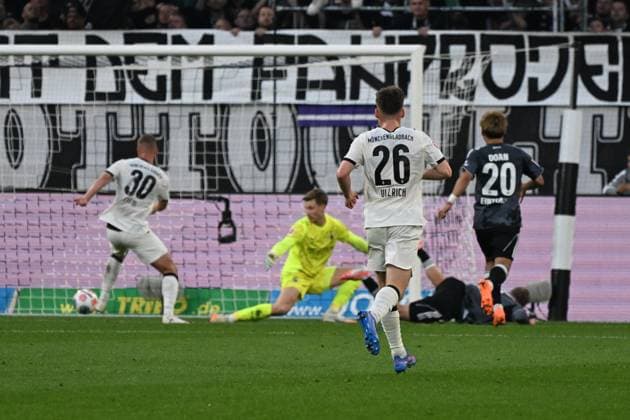 27.09.2025, xjhx, Fussball 1.Bundesliga, Borussia Moenchengladbach - Eintracht Frankfurt v.l. Jonathan Jonny Burkardt (Eintracht Frankfurt) Torschuetze, erzielt das Tor, Treffer, scores the goal 0:3 Moritz Nicolas (Borussia Mönchengladbach) (DFL DFB REGULATIONS PROHIBIT ANY USE OF PHOTOGRAPHS as IMAGE SEQUENCES and or QUASI-VIDEO) Moenchengladbach