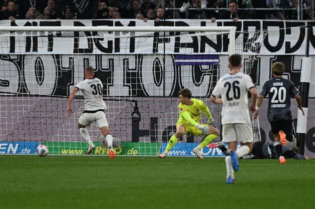 27.09.2025, xjhx, Fussball 1.Bundesliga, Borussia Moenchengladbach - Eintracht Frankfurt v.l. Jonathan Jonny Burkardt (Eintracht Frankfurt) Torschuetze, erzielt das Tor, Treffer, scores the goal 0:3 Moritz Nicolas (Borussia Mönchengladbach) (DFL DFB REGULATIONS PROHIBIT ANY USE OF PHOTOGRAPHS as IMAGE SEQUENCES and or QUASI-VIDEO) Moenchengladbach