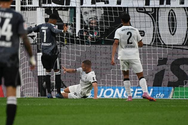 27.09.2025, xjhx, Fussball 1.Bundesliga, Borussia Moenchengladbach - Eintracht Frankfurt v.l. Ansgar Knauff (Eintracht Frankfurt) beim Tor zum 0:3 (DFL DFB REGULATIONS PROHIBIT ANY USE OF PHOTOGRAPHS as IMAGE SEQUENCES and or QUASI-VIDEO) Moenchengladbach