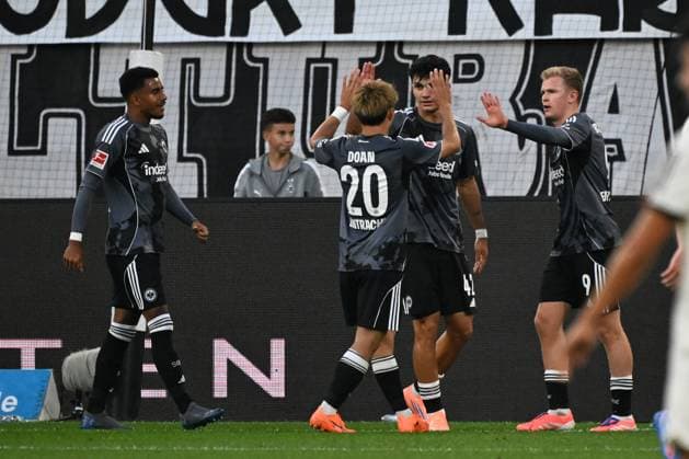 27.09.2025, xjhx, Fussball 1.Bundesliga, Borussia Moenchengladbach - Eintracht Frankfurt v.l. Torjubel nach dem Tor zum celebrating the goal celebrate 0:3 durch Jonathan Jonny Burkardt (Eintracht Frankfurt) (DFL DFB REGULATIONS PROHIBIT ANY USE OF PHOTOGRAPHS as IMAGE SEQUENCES and or QUASI-VIDEO) Moenchengladbach