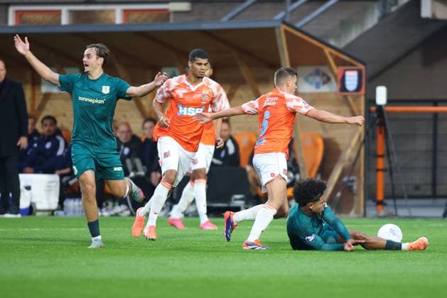 VOLENDAM, 27-09-2025 , KRAS Stadium , season 2025 2026 , Dutch eredivisie football, match between FC Volendam and PEC Zwolle , picture shows PEC Zwolle player Kaj de Rooij , FC Volendam player Alex Plat, PEC Zwolle player Shola Shoretire Volendam - PEC  x31225481x Copyright: