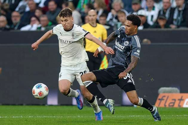 Mönchengladbach, Deutschland, 27.09.25: Lucas Ullrich (Borussia Mönchengladbach) und Pharrell Nnamdi Collins (Eintracht Frankfurt) im Kampf um den Ball waehrend des Spiels der Bundesliga zwischen Borussia Mönchengladbach vs Eintracht Frankfurt im Stadion im Borussia Park Mönchengladbach Stadion im Borussia Park North Rhine-Westphalia Germany Copyright: xBrauer-Fotoagenturx xAdrianxSchlx