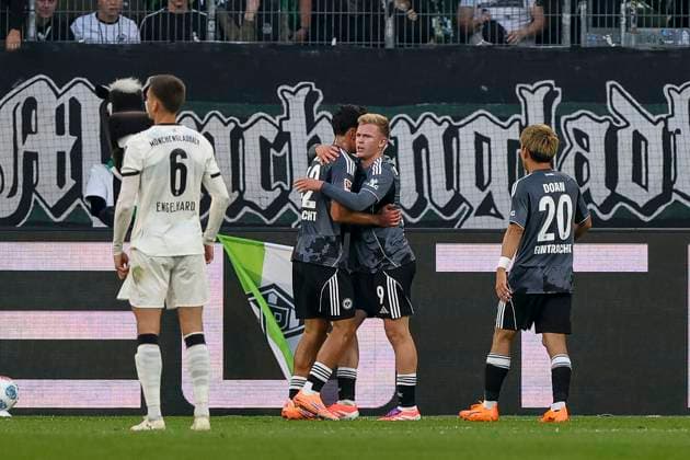 Mönchengladbach, Deutschland, 27.09.25: Jonathan Michael Burkardt (Eintracht Frankfurt) Torjubel, jubelt mit seiner Mannschaft nach dem Treffer zum 0:3 waehrend des Spiels der Bundesliga zwischen Borussia Mönchengladbach vs Eintracht Frankfurt im Stadion im Borussia Park Mönchengladbach Stadion im Borussia Park North Rhine-Westphalia Germany Copyright: xBrauer-Fotoagenturx xAdrianxSchlx