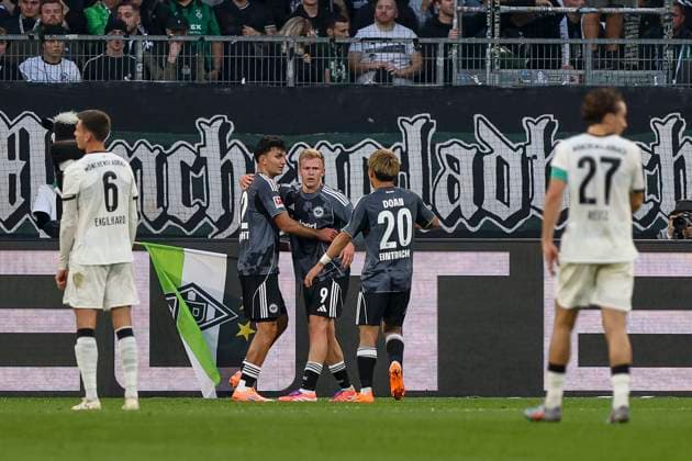 Mönchengladbach, Deutschland, 27.09.25: Jonathan Michael Burkardt (Eintracht Frankfurt) Torjubel, jubelt mit seiner Mannschaft nach dem Treffer zum 0:3 waehrend des Spiels der Bundesliga zwischen Borussia Mönchengladbach vs Eintracht Frankfurt im Stadion im Borussia Park Mönchengladbach Stadion im Borussia Park North Rhine-Westphalia Germany Copyright: xBrauer-Fotoagenturx xAdrianxSchlx