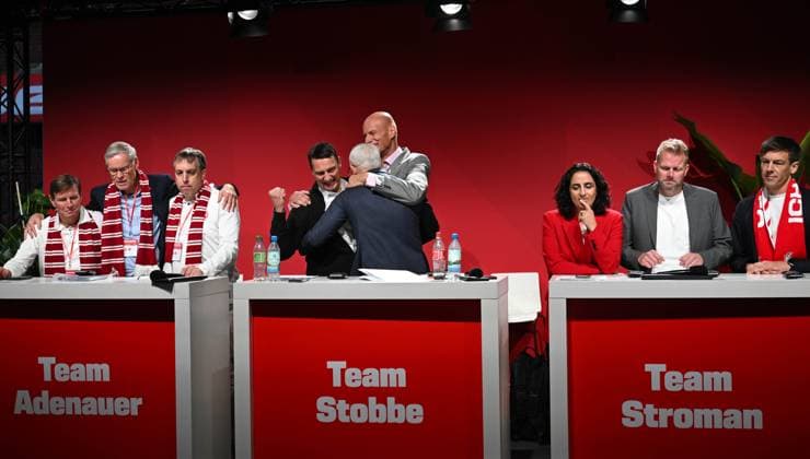 27.09.2025 , xophax, Fussball 1.Bundesliga, 1.FC Koeln Mitgliederversammlung , Präsidentenwahl. Rhein Energie Stadion Jahreshauptversammlung am Samstag den 27.09.2025. 1.FC Köln Team Stobbe : v.l.n.rechts : Ulf Sobek , Jörn Stobbe und Jörg Alvermann , mitte gewinnen die Wahl klar. (DFL DFB REGULATIONS PROHIBIT ANY USE OF PHOTOGRAPHS as IMAGE SEQUENCES and or QUASI-VIDEO) Koeln